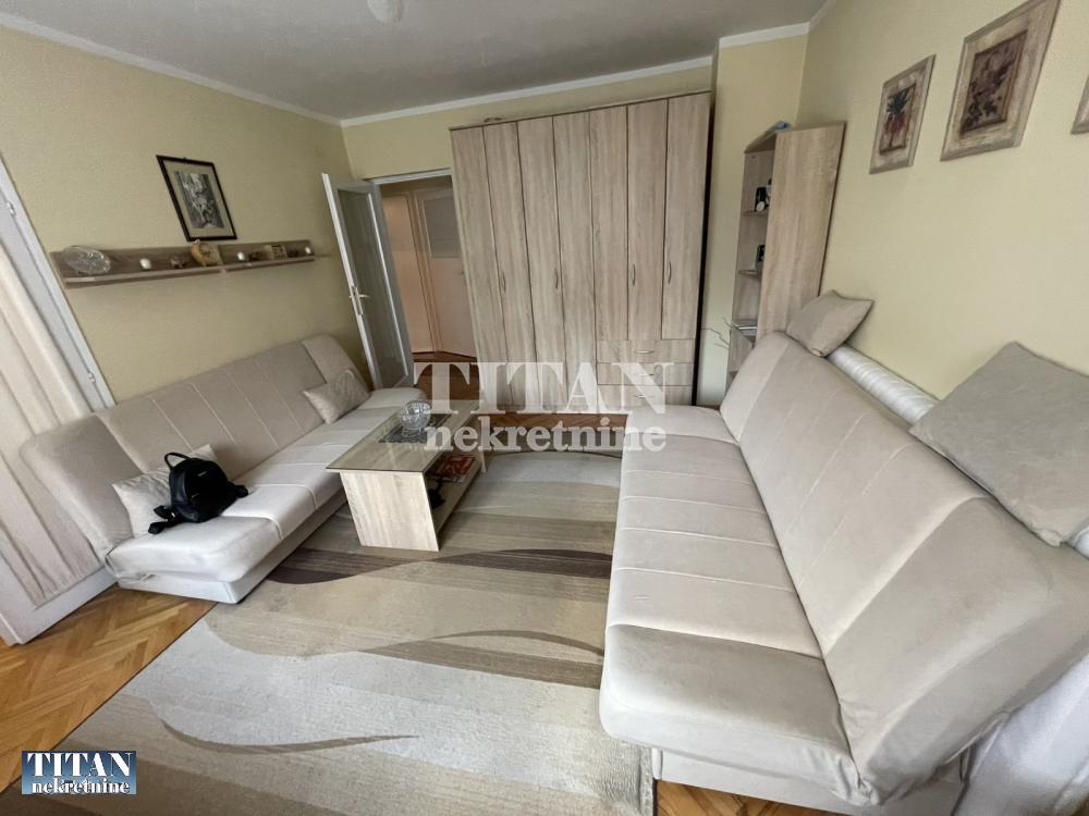 kompletno renoviran uknjiyen,prodaja sa namestajem ID#5722