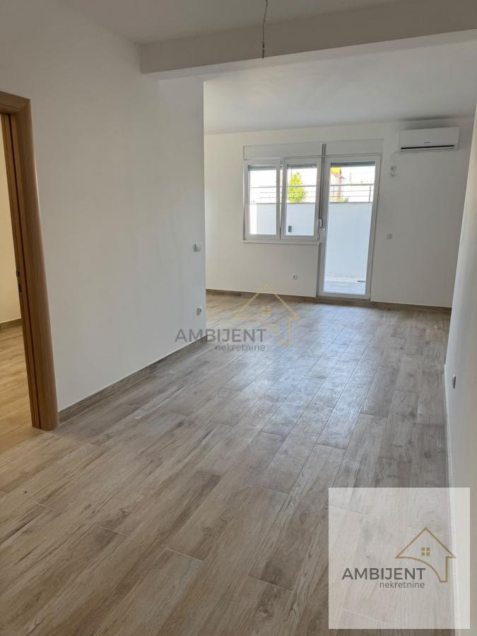 Dvosoban stan 45 m² + dvorište 22m2 , Ledine, Surčin