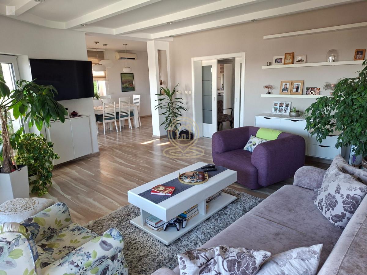 Petrovaradin, Blok 8 – kuća 270 m², 5.0 soba, 4 kupatila
