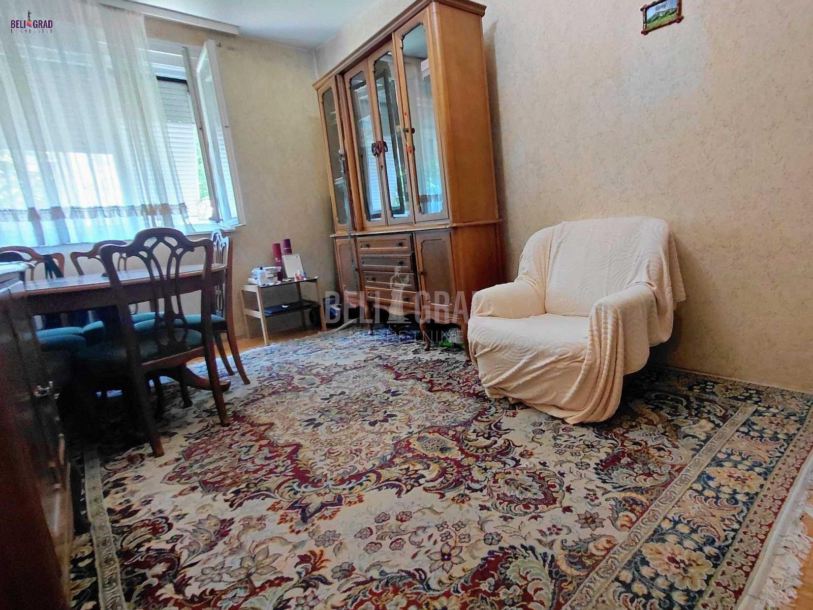 Okružen zelenilom