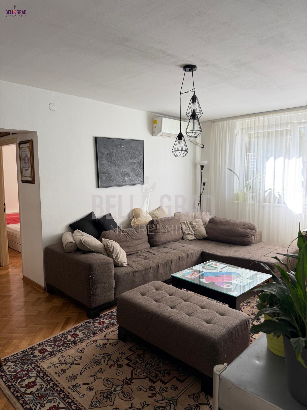 Trosoban, funkcionalan, uknjižen