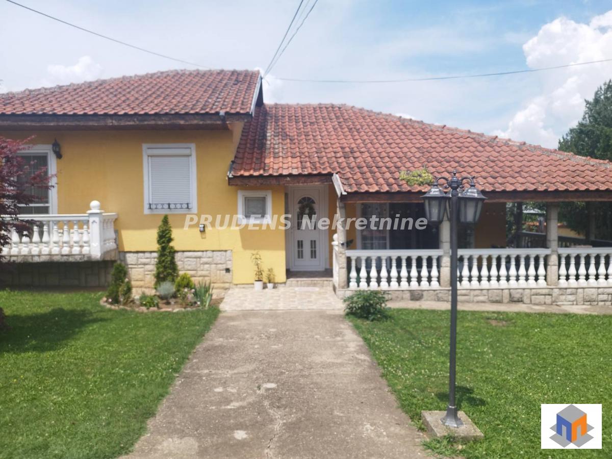 Surčin, dve prelepe prizemne kuće
