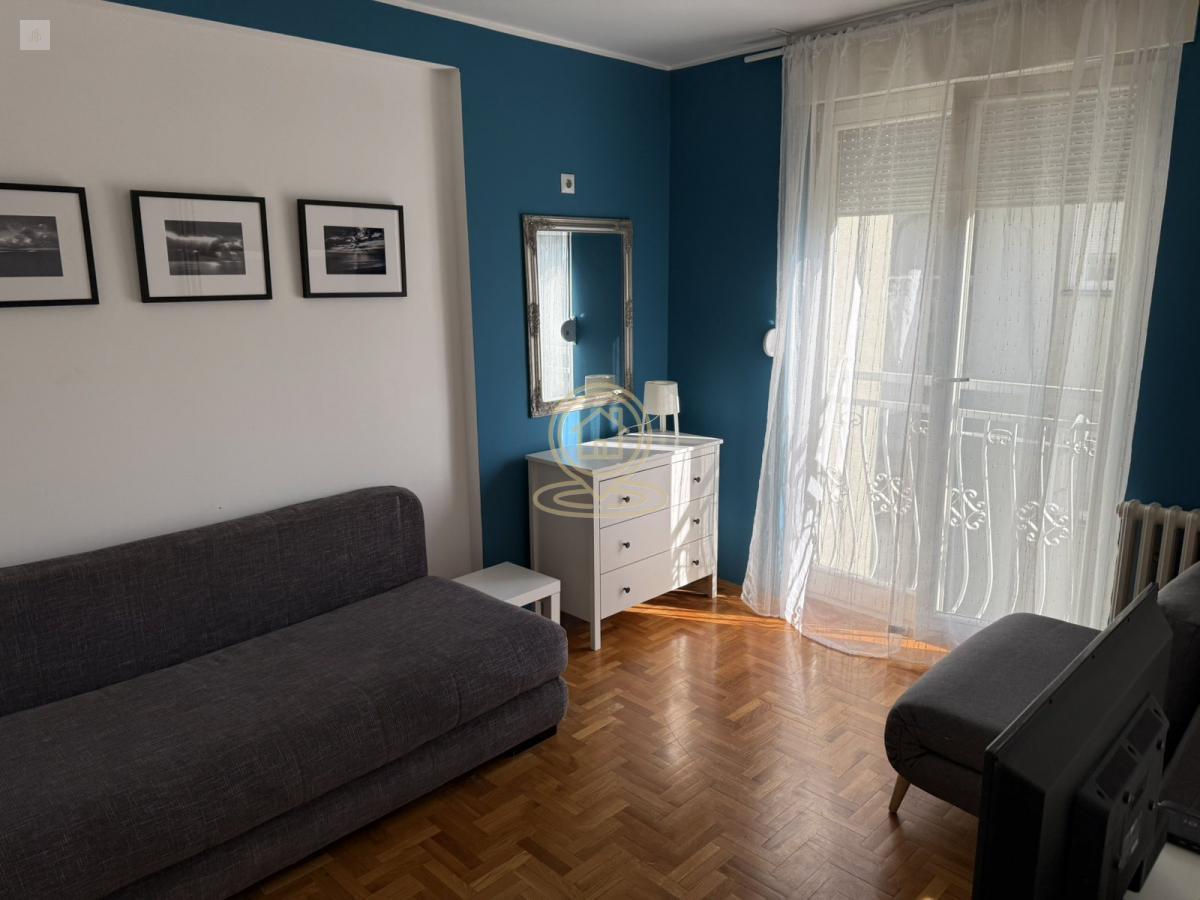 Garsonjera 23 m², Stari Grad blizu bulevara Oslobodjenja, Novi Sad, 4. sprat