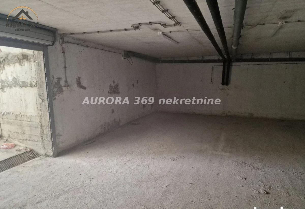 NOVI SAD, GRBAVICA, BULEVAR CARA LAZARA. GARAŽNO PARKING MESTO U SUTERENU ZGRADE.