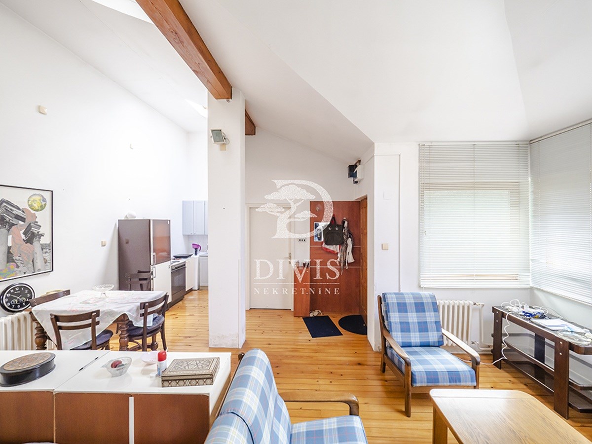 Kuća na Dedinju sa dvorištem i garažom, 160m2