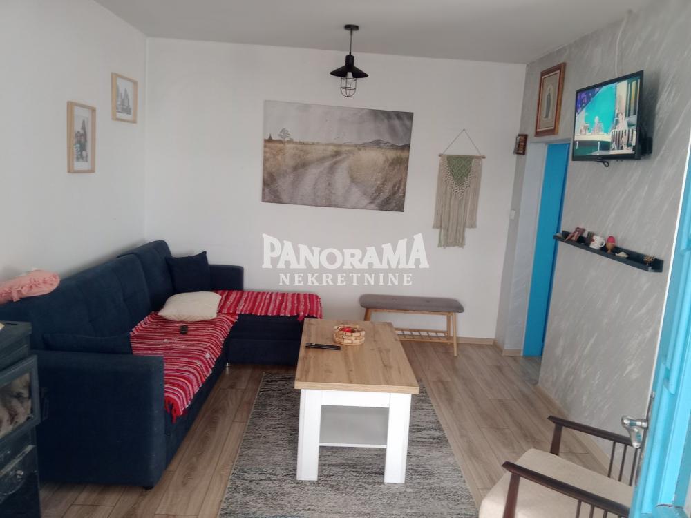 Renovirana kuća Jalovnik - Vladimirovci od 72m2 na 36 ari, u