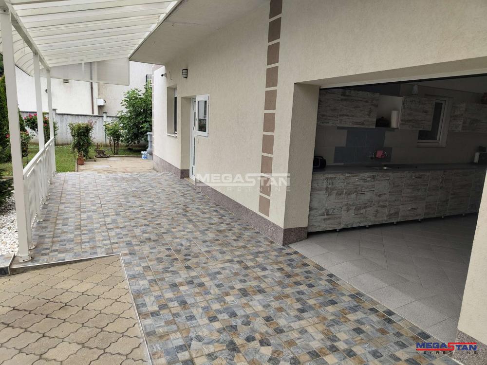 Leštane, 280m2, 7ari i poslovni prostor