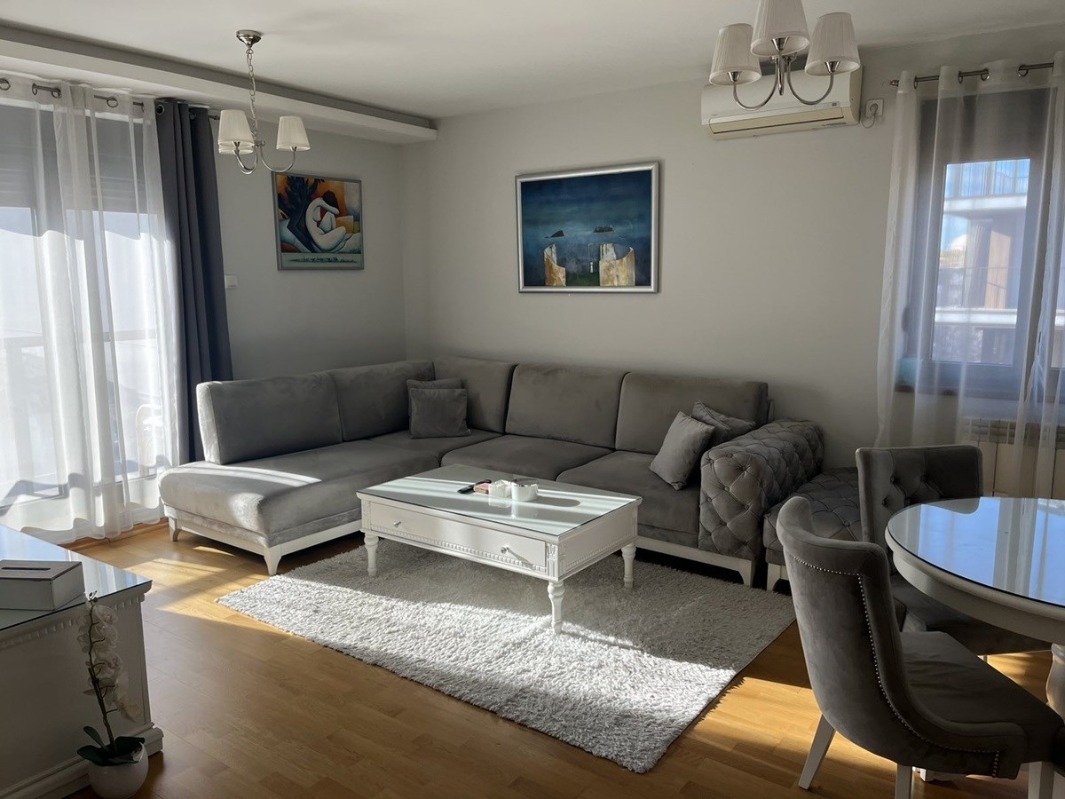 Namešten 3.0 stan sa garažom na Lekinom brdu, 61m2