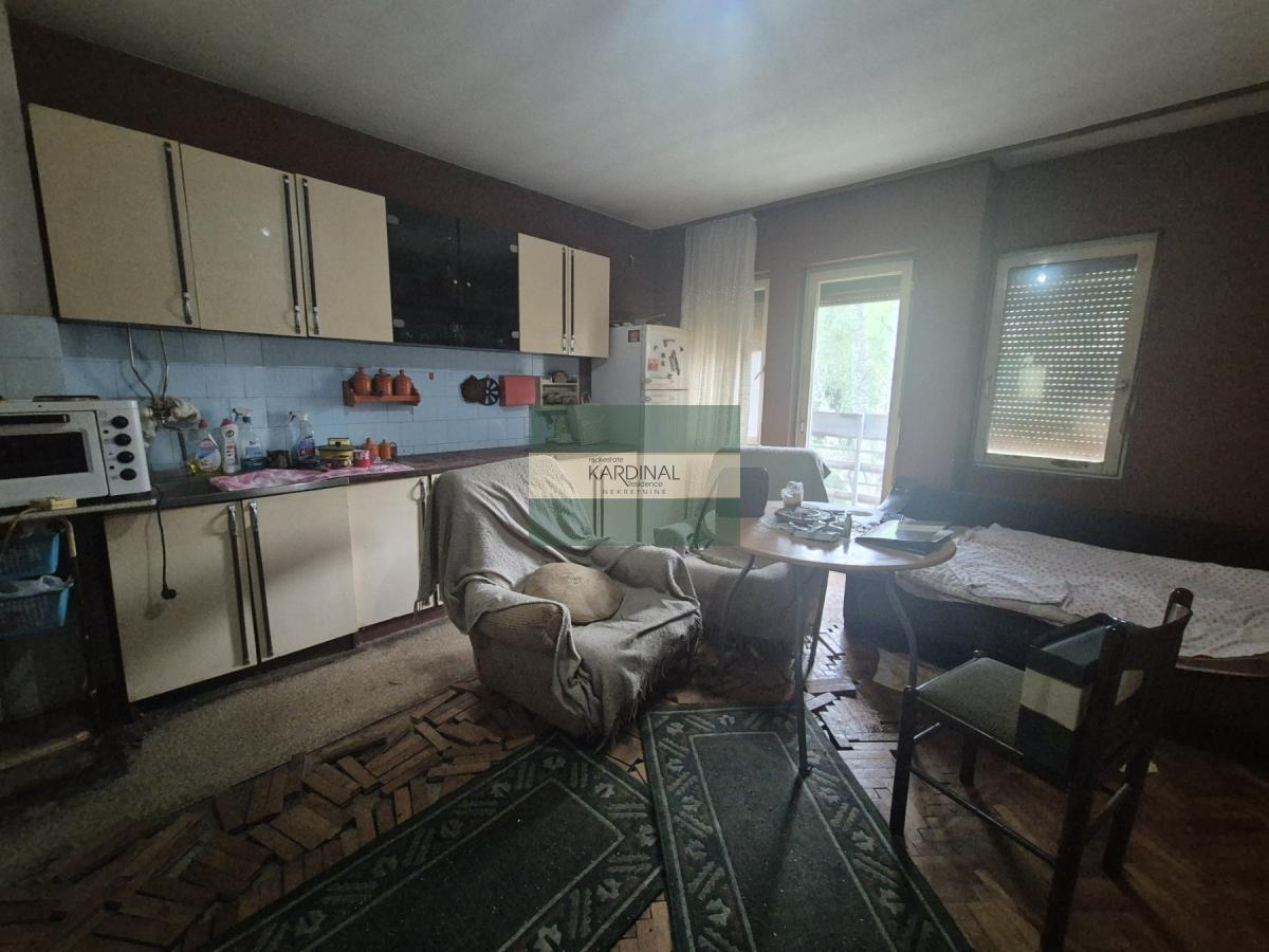 Na prodaju stan sa garažom-za renoviranje