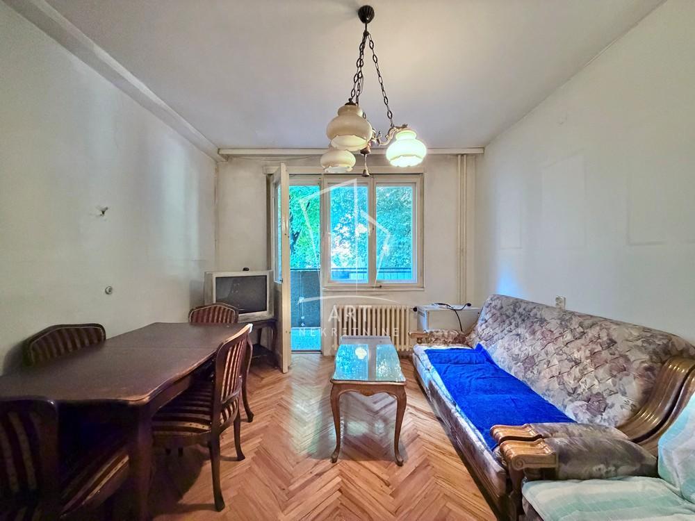 Uknjižen 2.0 stan ,Karaburma ID#15972
