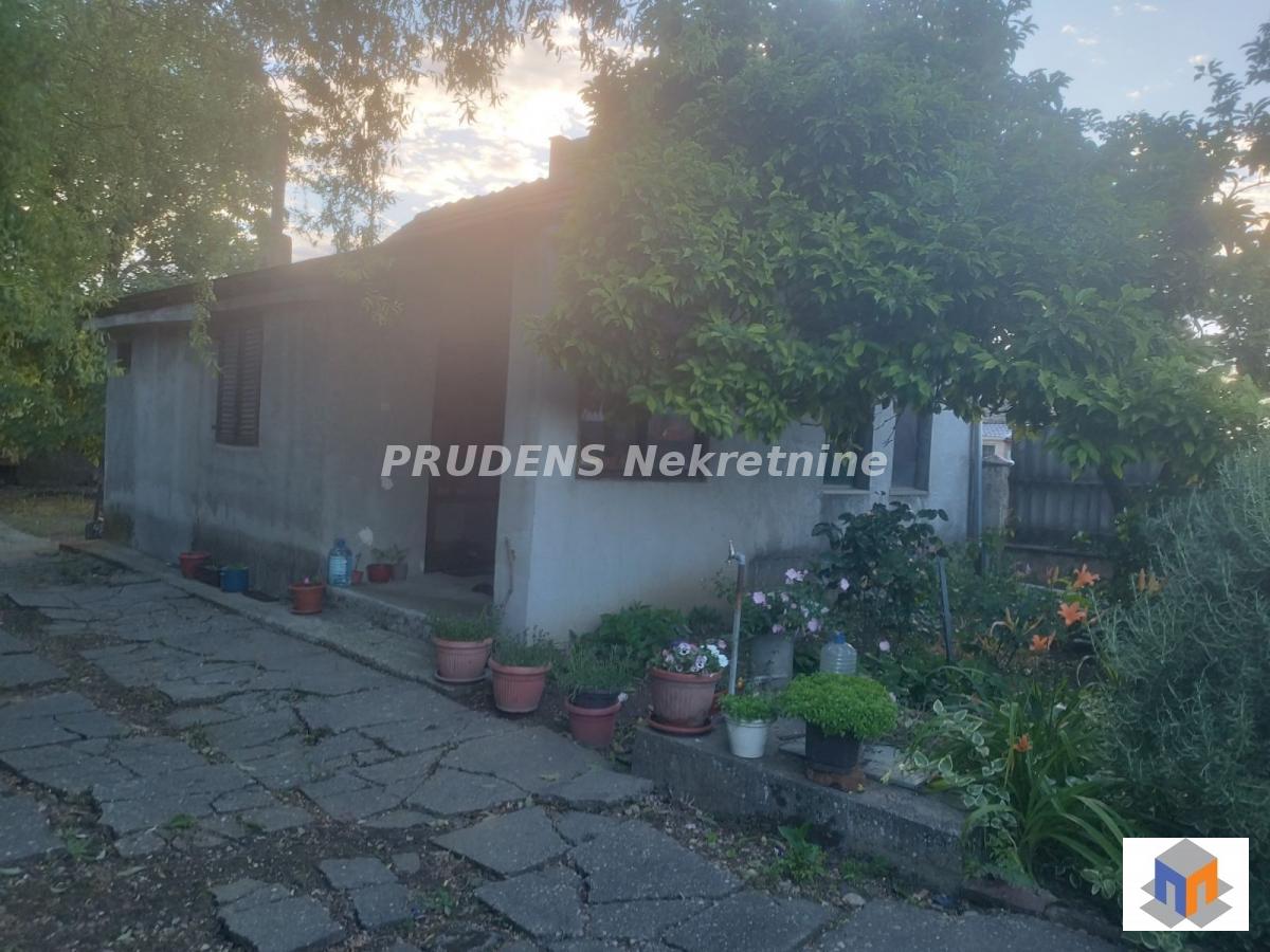 Kuća sa placem u centru Jakova