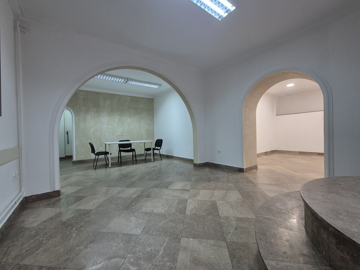 Ugaoni lokal sa dva ulaza u Kneza Miloša, 36m2