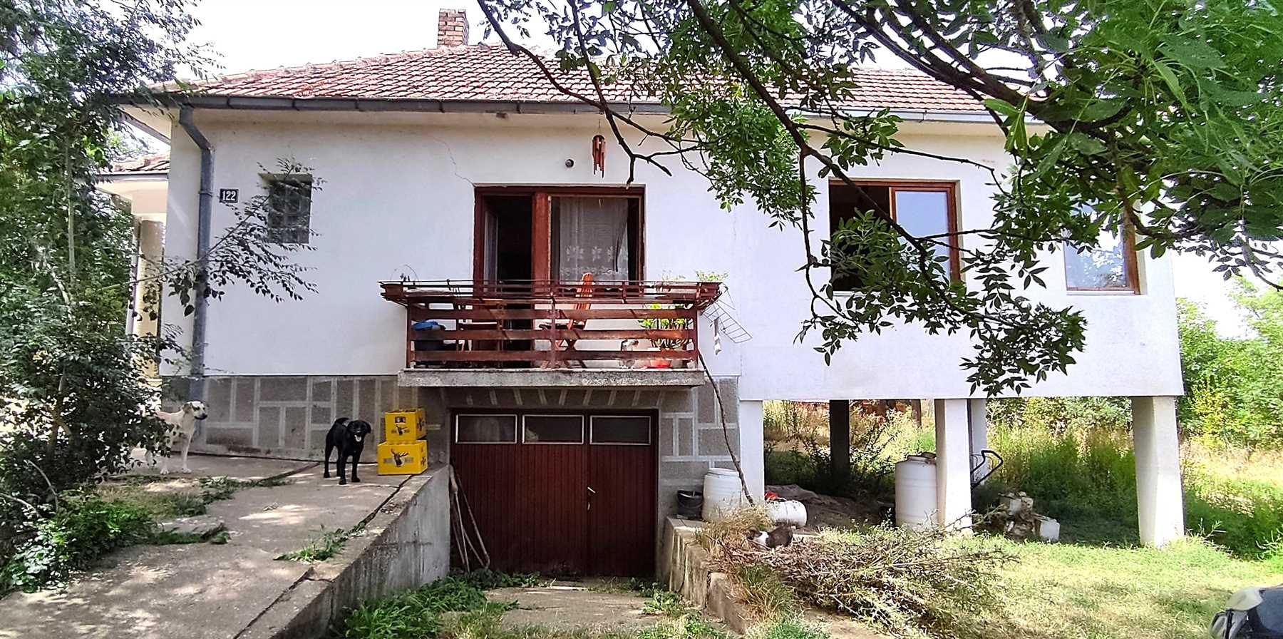 Amerić, na skoro 4 hektara zemljišta, imanje blizu Crkve ..