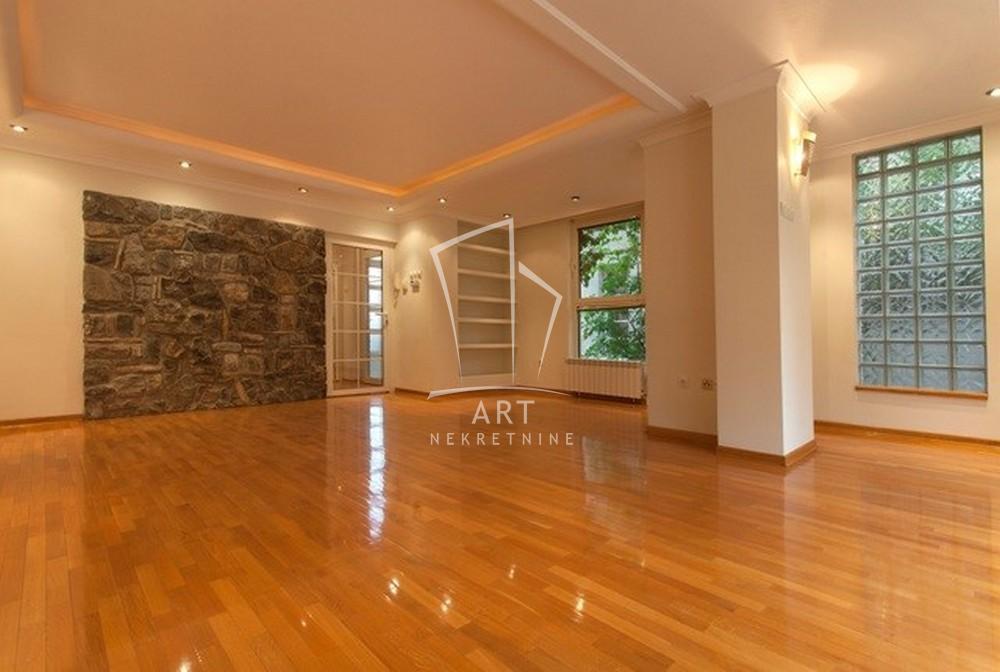 Kuća, mereno 230m2, 3 parking mesta ID#16195