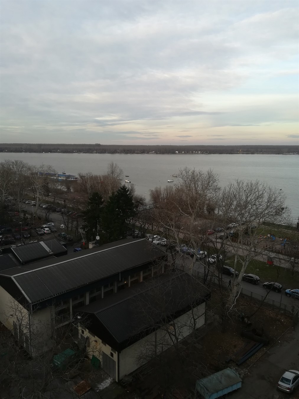 Zemun, Kej, pogled na Dunav, uknjižen,zgrada do Dunava