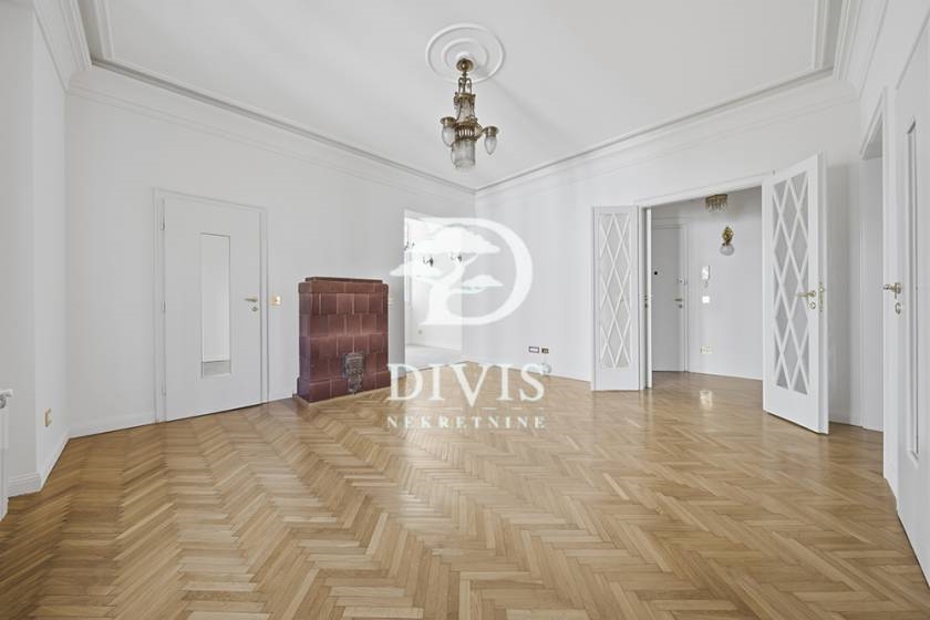Autentičan salonski stan od 123 m² na Vračaru