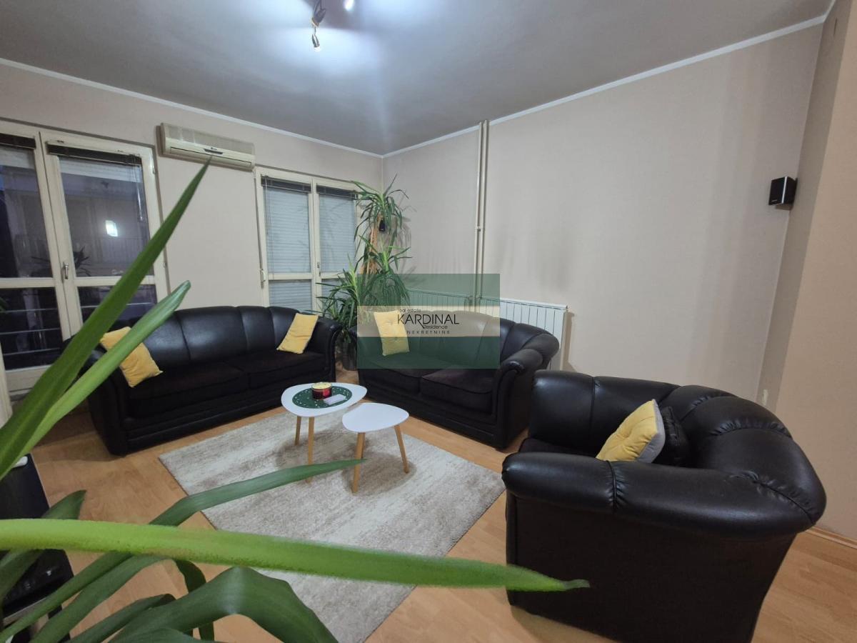 Trosoban stan 96 m² u centru Jagodine – čak 3 spavaće sobe, terasa i podrum!