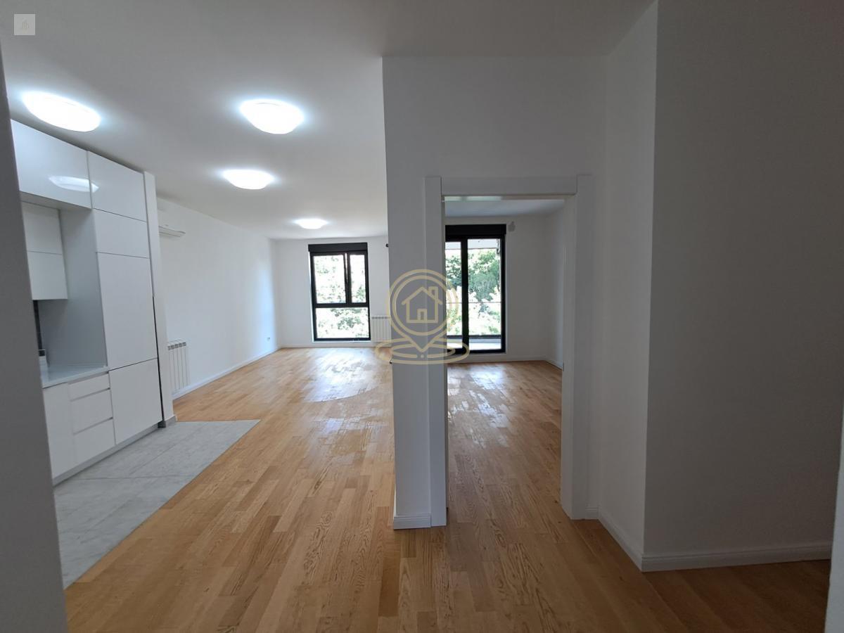 Izdaje se stan kod Doma zdravlja, 67 m² + parking mesto