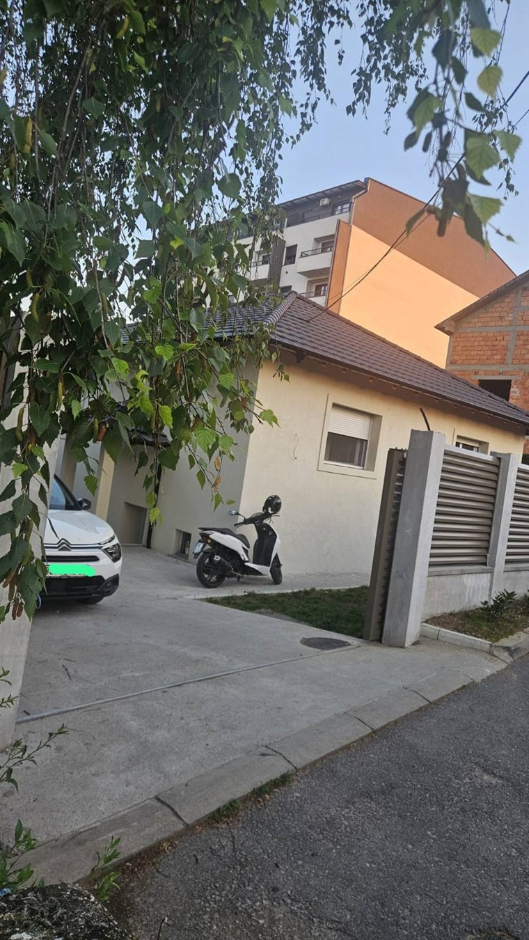 Voždovac, 100m2, 2,6 ari, nameštena, zasebna