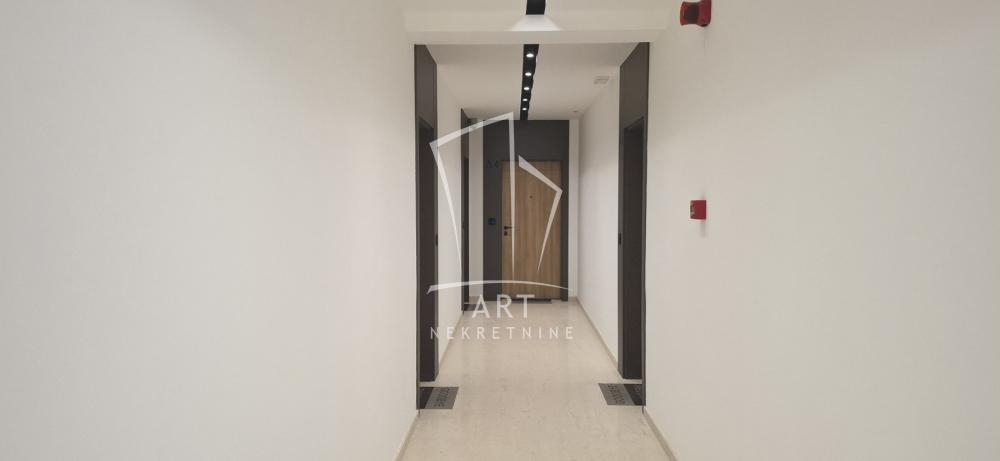 Poslovni prostor u Zemunu – 51 m2 sa 2 garažna mesta ID#1636