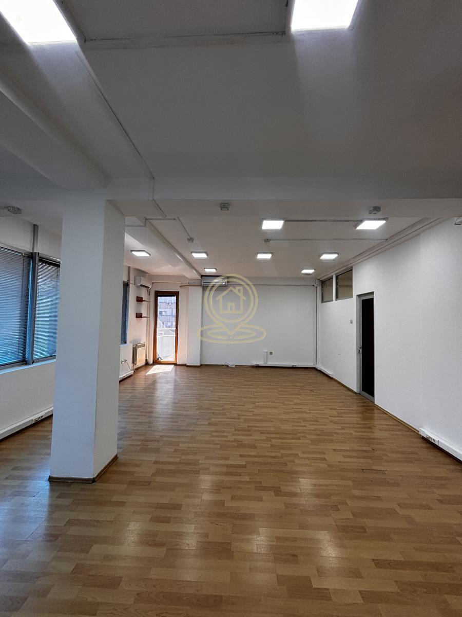 Poslovni prostor 102 m² u centru Niša, parking mesto, 950 €