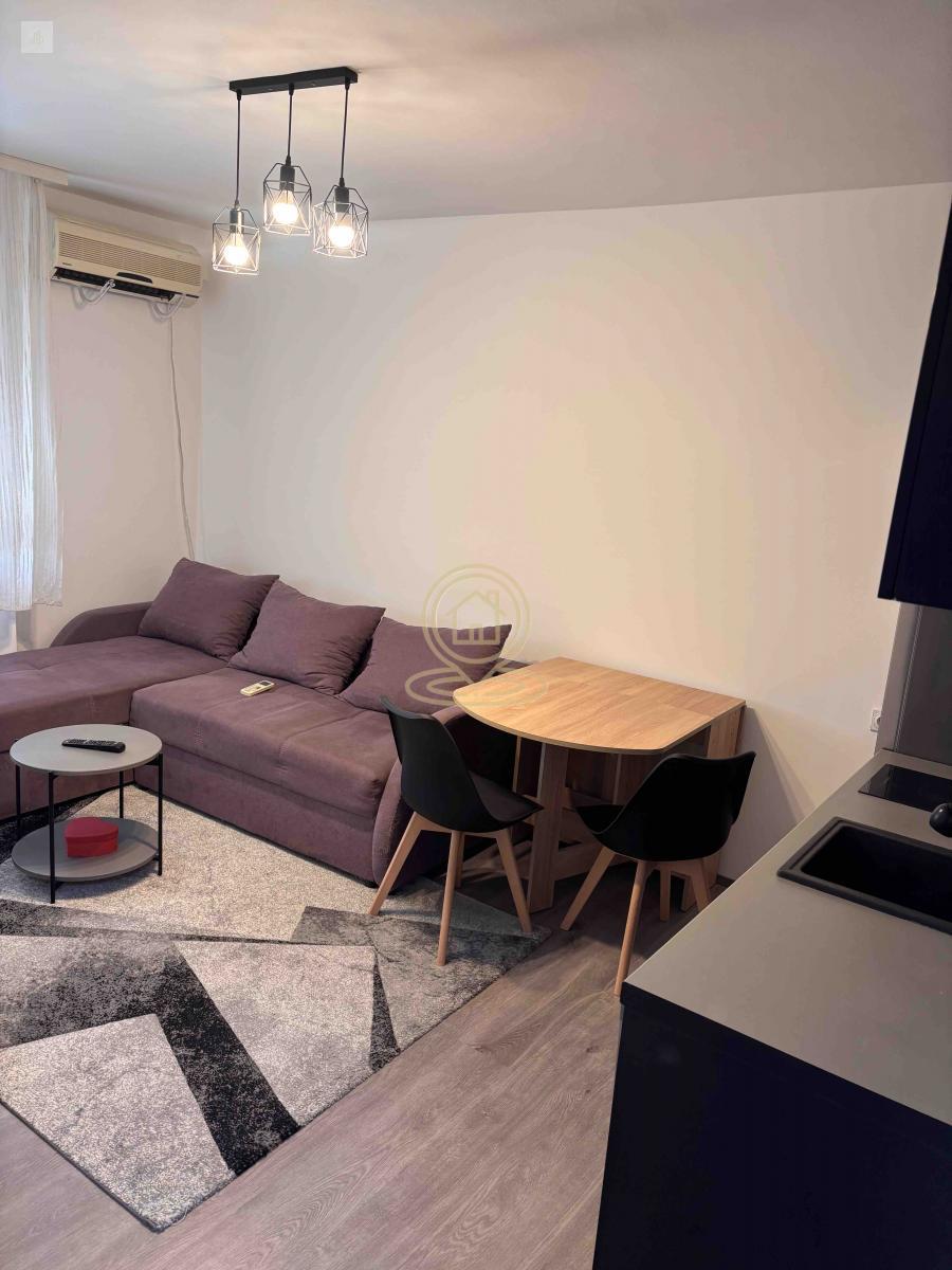 Izdaje se prelepo uređen i moderno opremljen jednoiposoban stan, 38m2, u centru grada