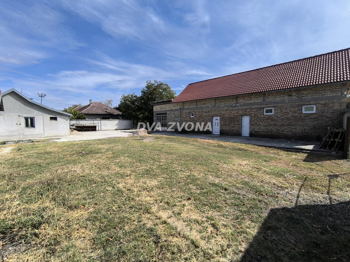 KUCA SA LOKALOM U BAČKOM GRADIŠTU