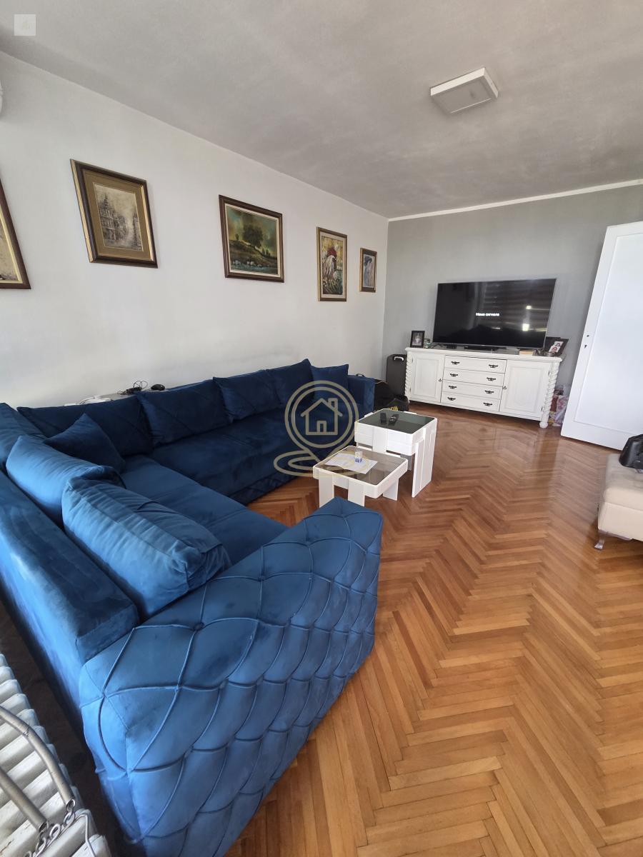 Na prodaju trosoban stan na Bulevaru Nemanjica