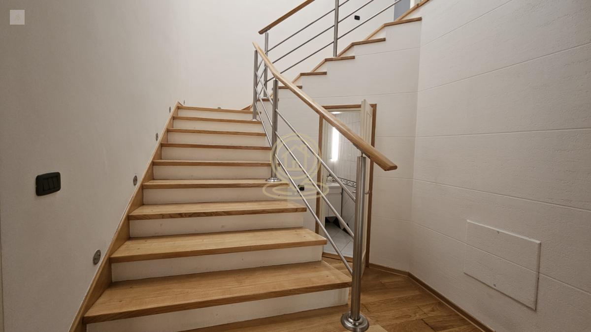 Zemun, poslovno stambeni prostor, 200m2