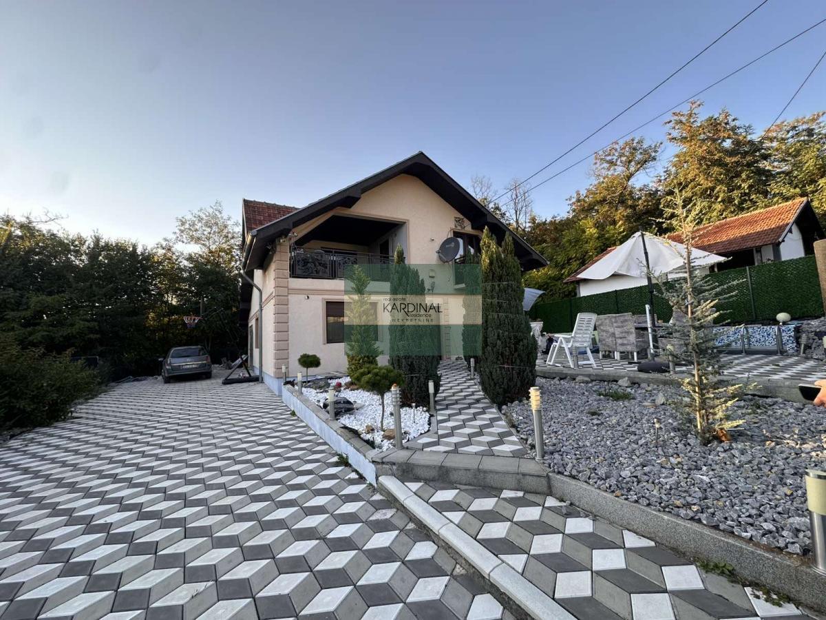 Prodaje se kuća površine 220m2 u Petrovcu