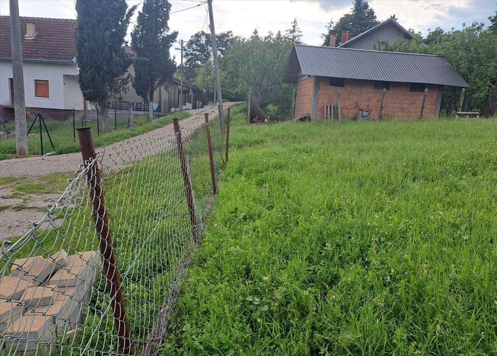 Vrčin, odličan građevinski plac 11 ari, uknjižen