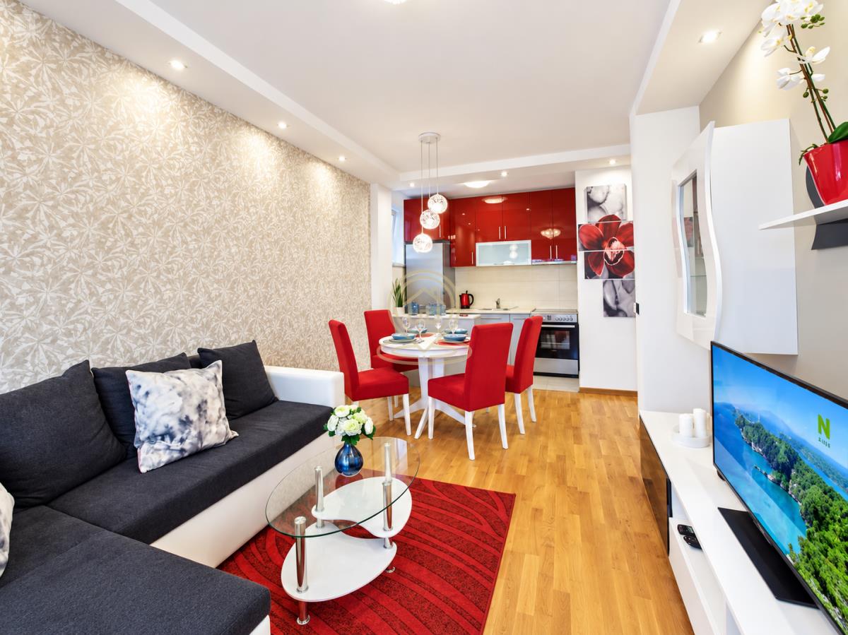 TOP PONUDA – STROGI CENTAR | MODERAN STAN SA GARAŽNIM MESTOM – 600 €