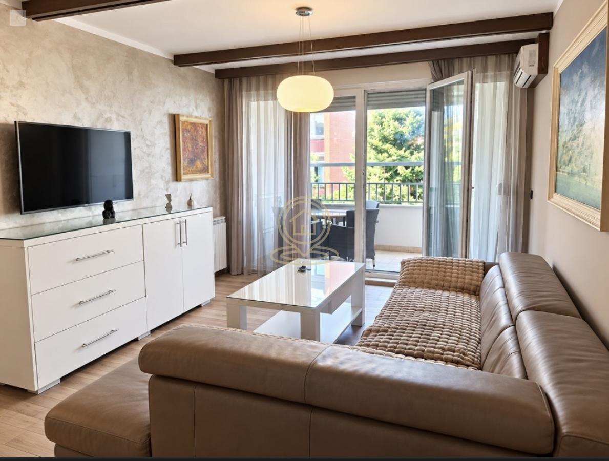 Namesten moderan trosoban stan, 68 m², Vračar, Crveni Krst, 2. sprat