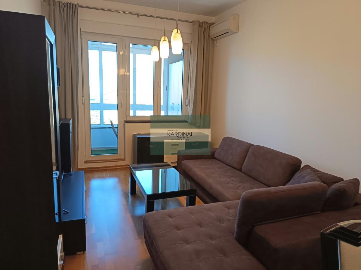 LUKSUZNO OPREMLJEN TROSOBAN STAN – 59 m², BULEVAR OSLOBOĐENJA, NOVI SAD – PREMIUM ZGRADA SA OBEZBEĐENJEM 24/7