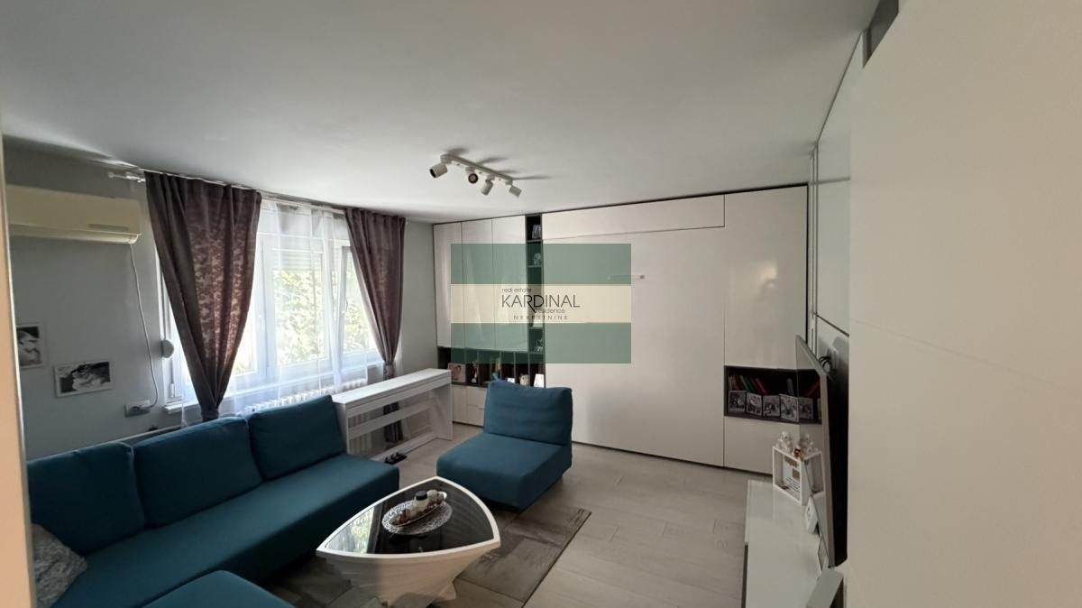 KOMPLETNO RENOVIRAN I NAMEŠTEN STAN NA NOVOM NASELJU – 46 m² + TERASA, ODMAH USELJIV!