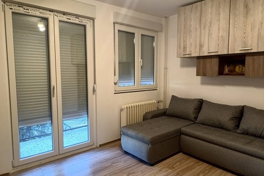 Dvosoban stan za izdavanje na Karaburmi, 38m2